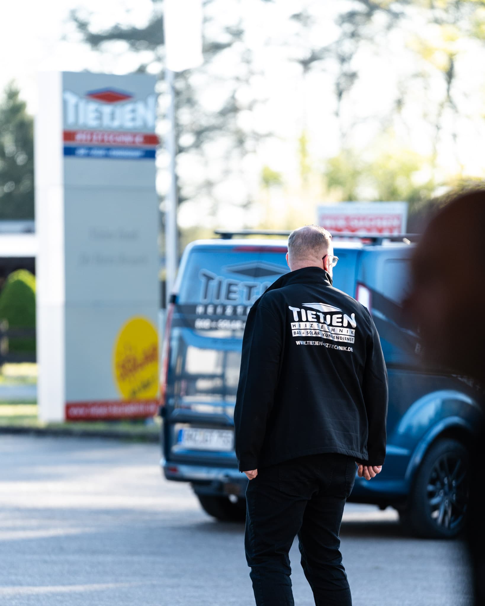 Tietjen-Mitarbeiter beim Servicewagen vor der Werkstatt